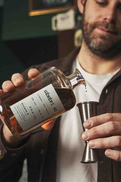 Photo d'un homme en train de servir un cocktail à base de génépi 40