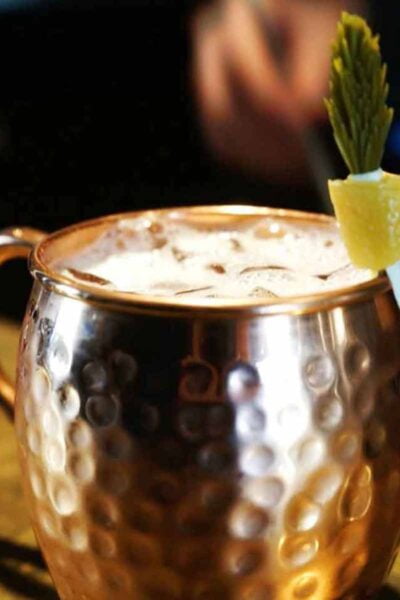 Photo du cocktail tête de mule dans un mug en cuivre