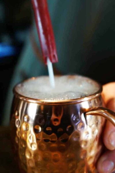 Photo du cocktail tête de mule en train d'être servi