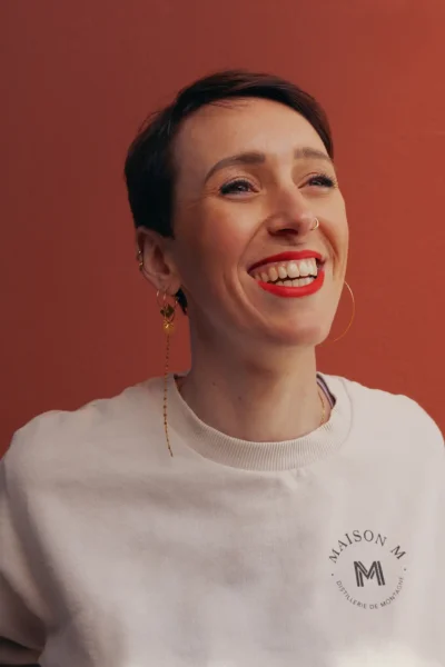 Photo de Roxane Mengoli co-fondatrice de la distillerie Maison M