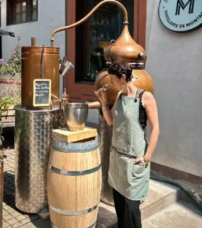 Photo de Roxane Mengoli en train de sentir l'alcool dans un verre